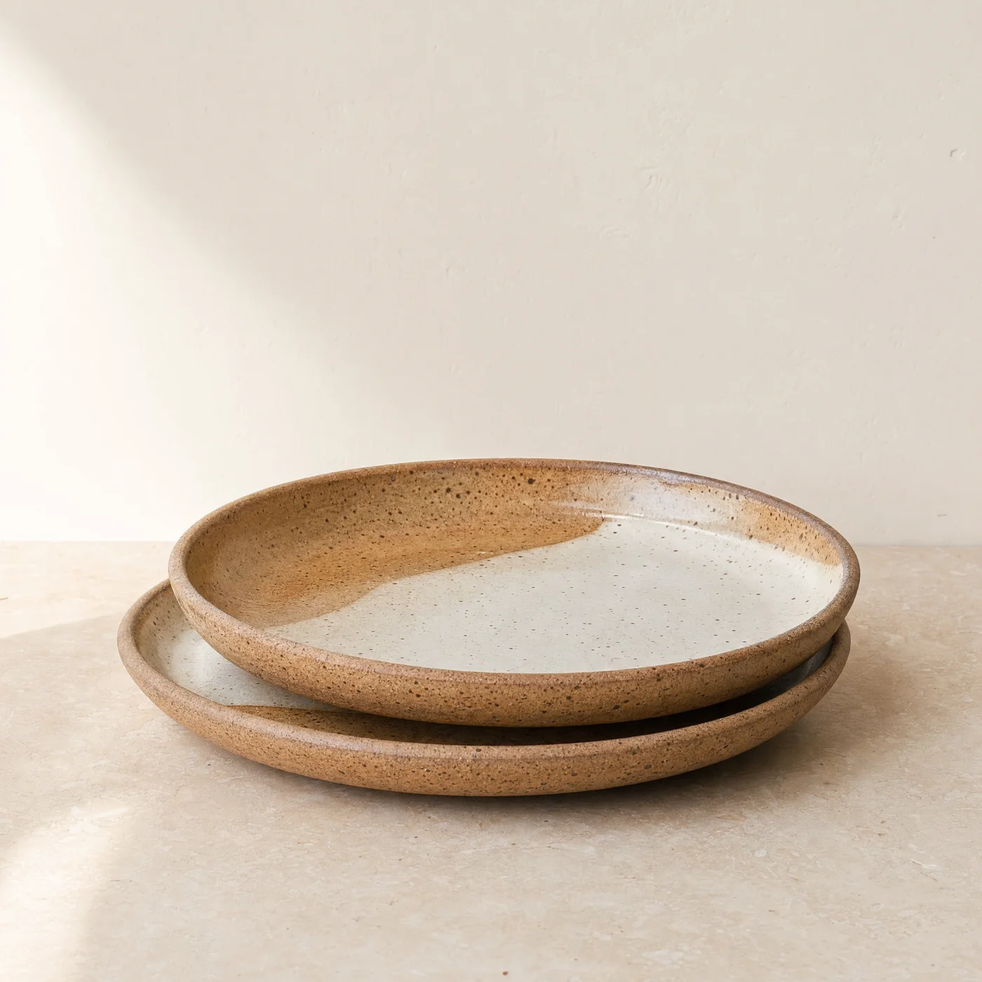 Pjatë stoneware me glazurë në ngjyrat e tokës
