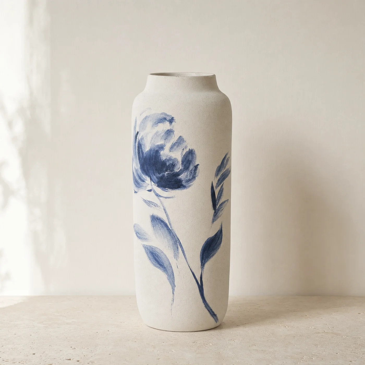 Punim dore në blu mbi ivory.